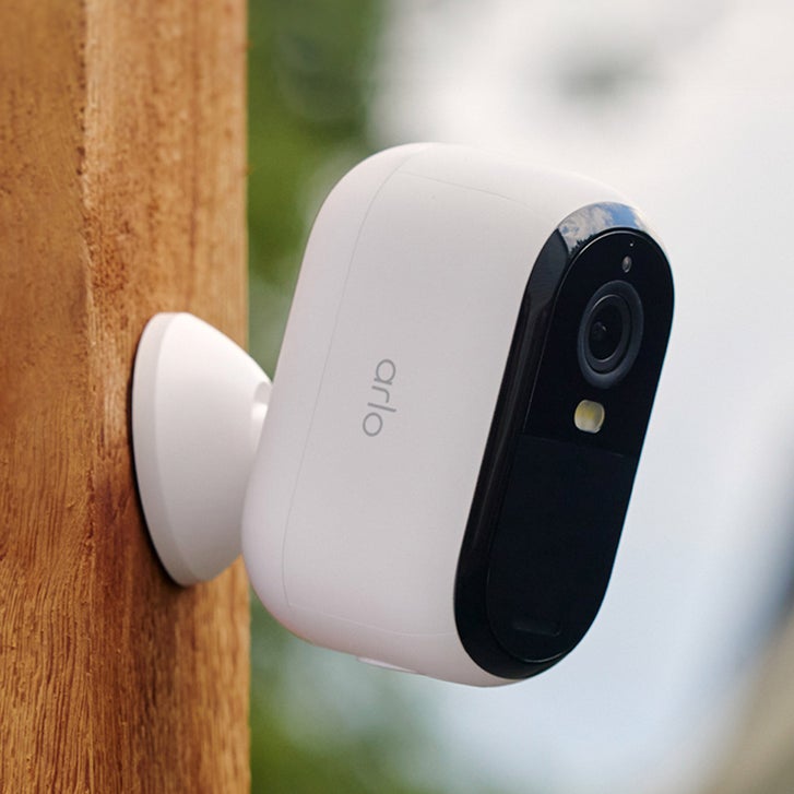 Arlo Essential Camera 2K (3rd Gen), 2-pack plus 2 Solar Panel