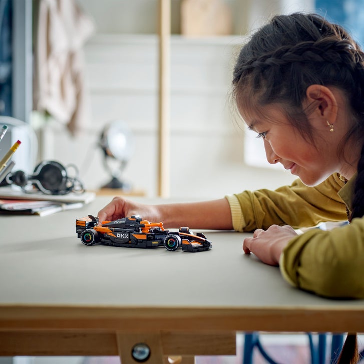 LEGO McLaren Piastri Helmet Bundle | Costco