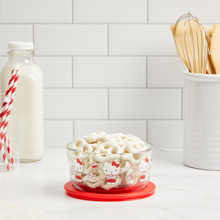 Pyrex 8-piece Hello Kitty Decorated Food Storage Set | Costco