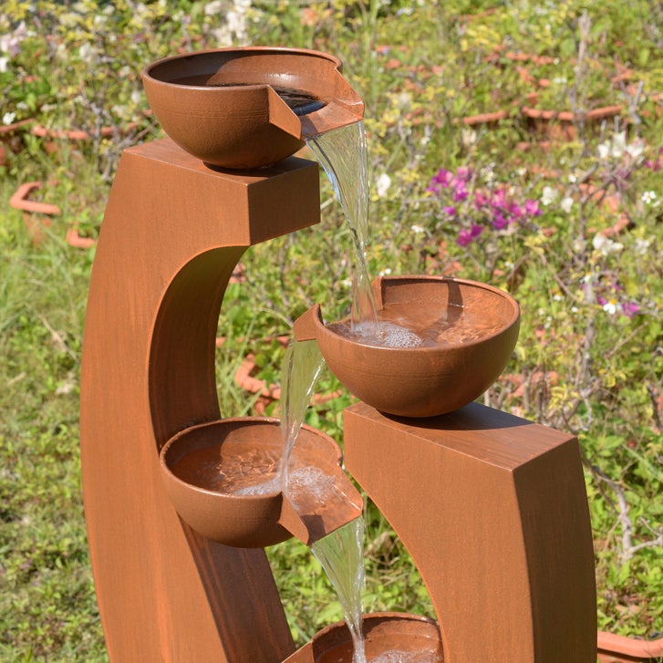Fontaine extérieure à tasses en métal avec dessus rouillé et