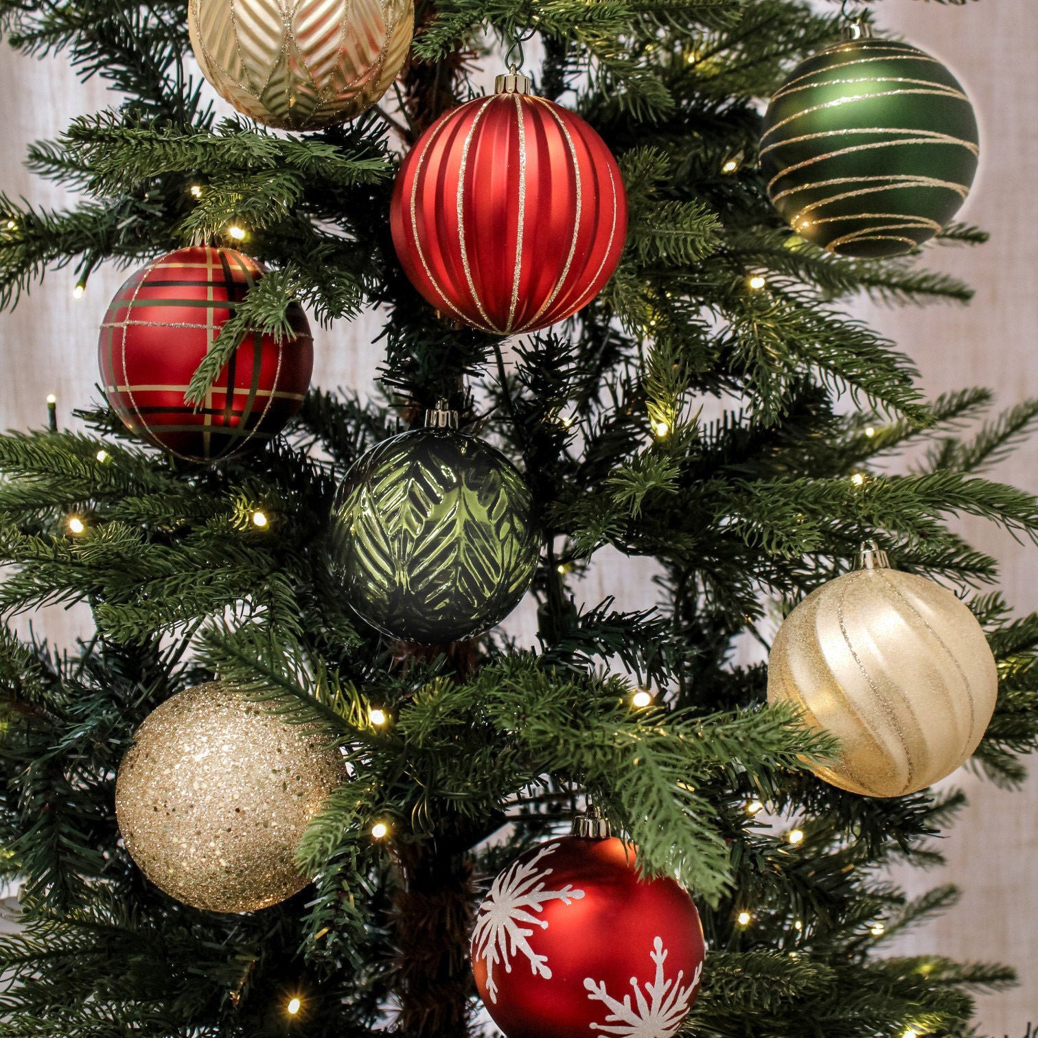 SHATTER RESISTANT ORNAMENTS 18-COUNT
