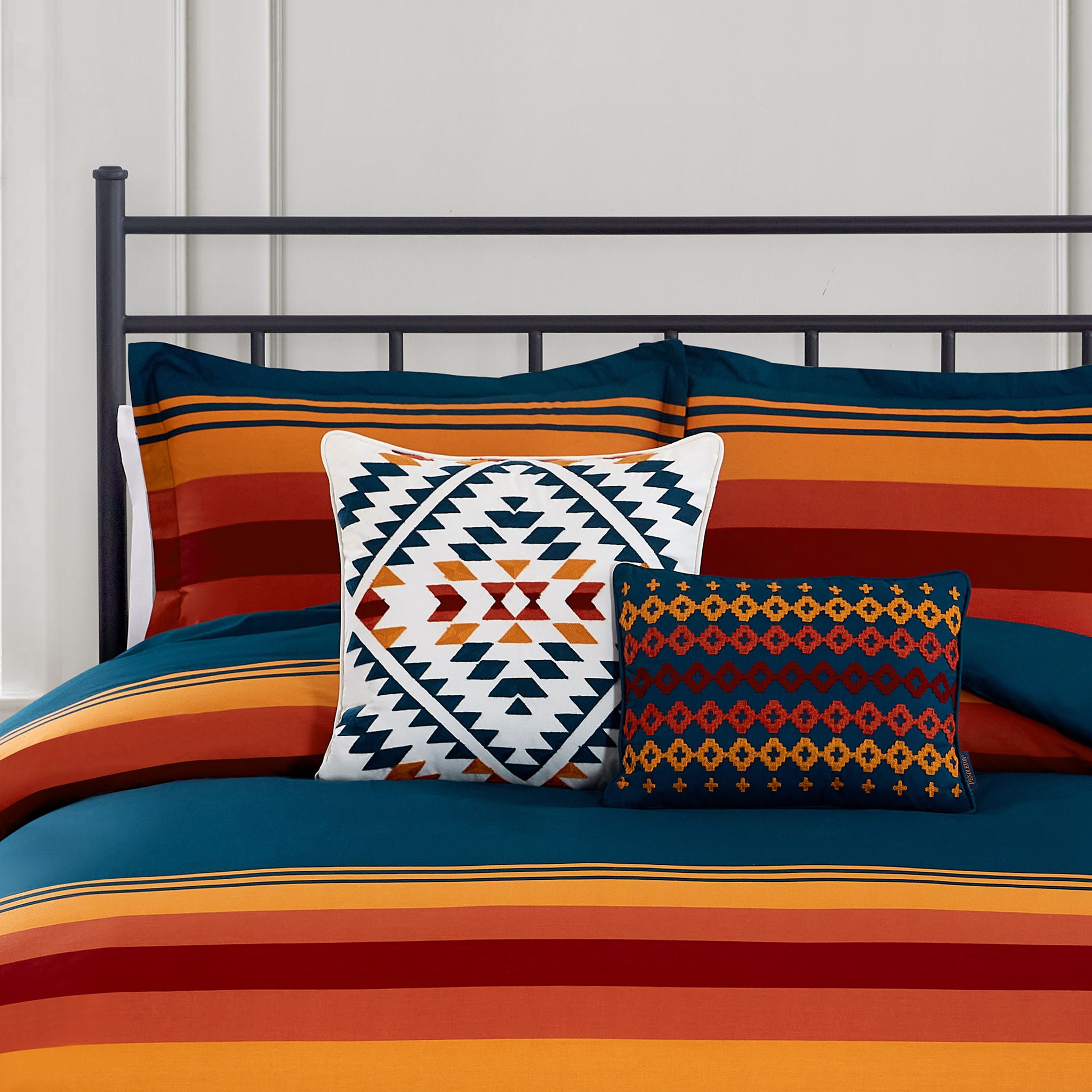 Pendleton 幾何学模様 クッション＆ブランケットのセット Pendleton Grand Canyon 5-piece Comforter Set | Costco