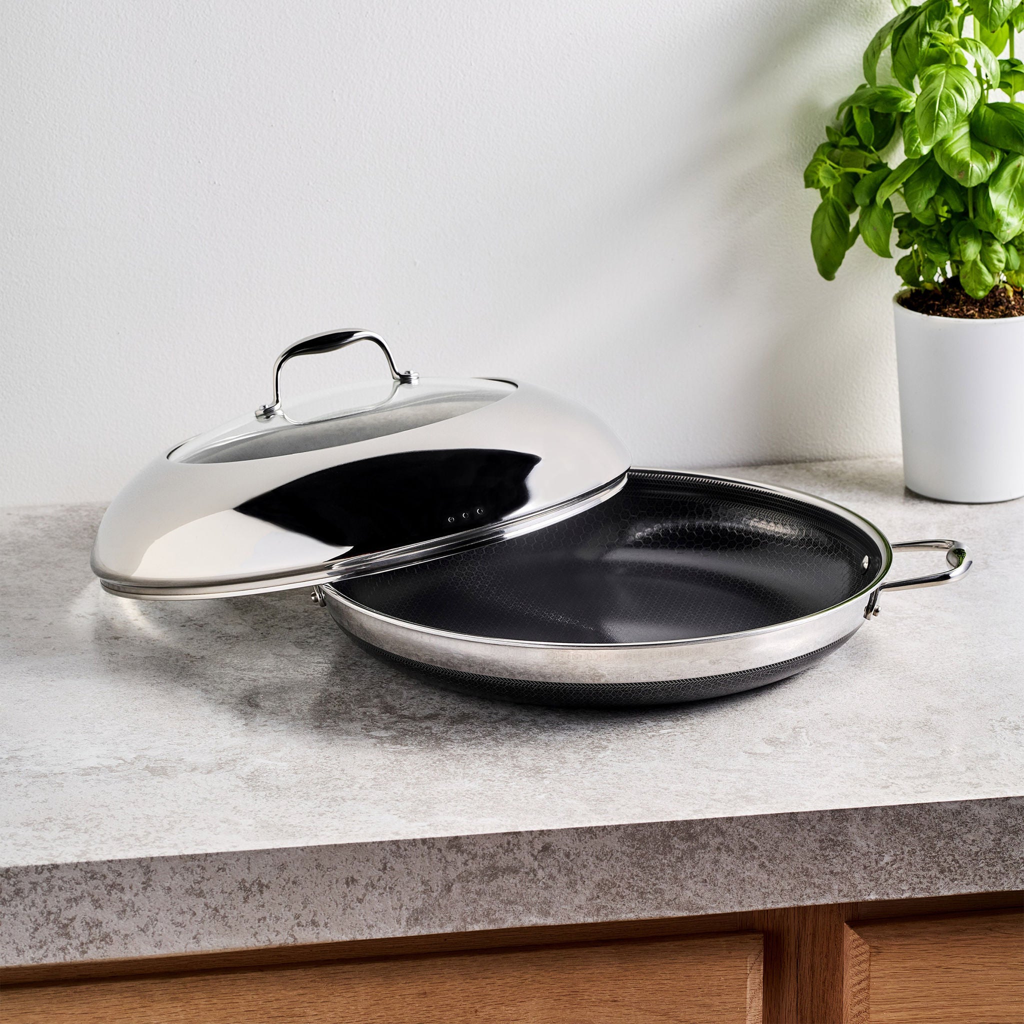 HexClad 35.6 cm (14 in.) Pan with lid | Costco