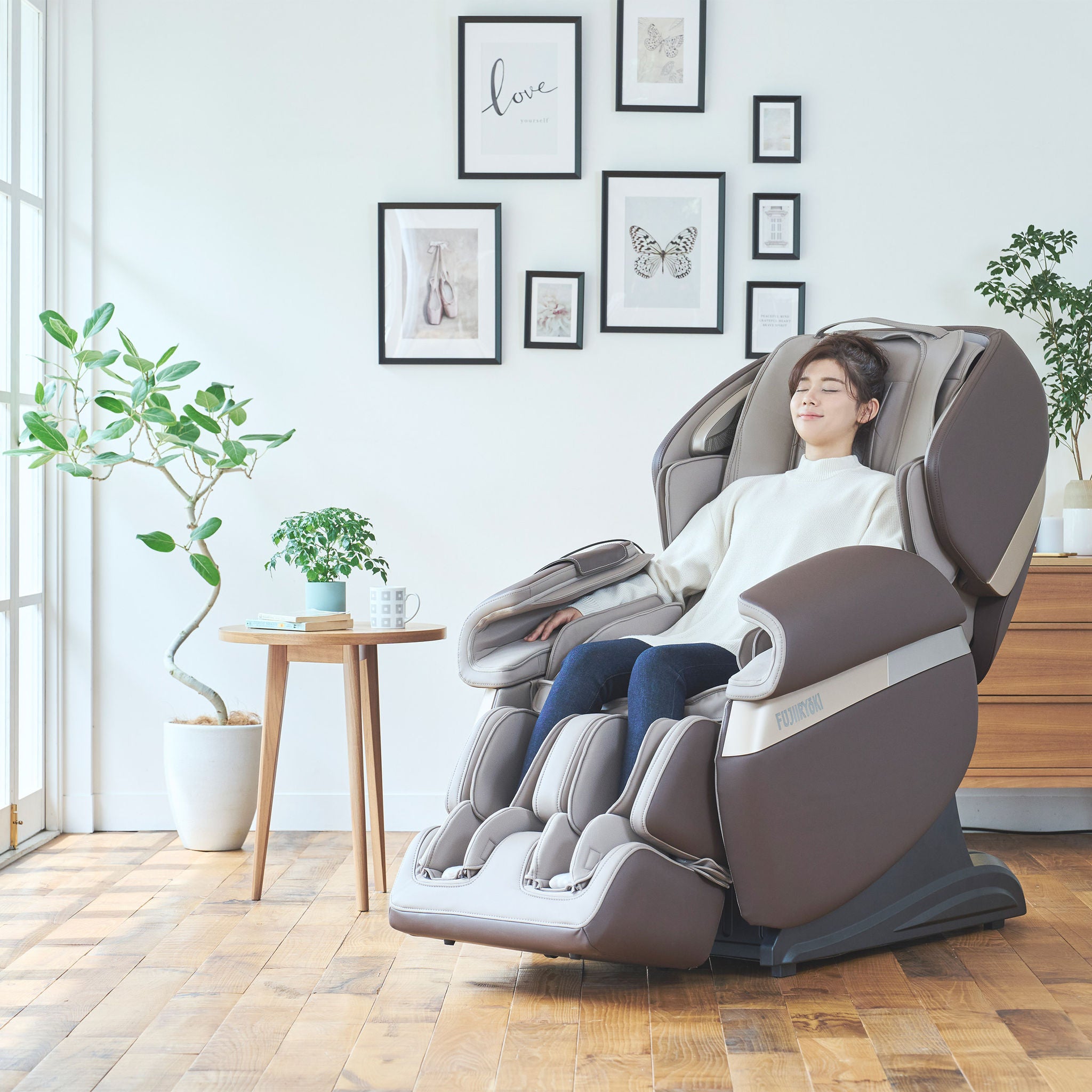 Fujiiryoki Calm Plus 4D SL Track Massage Chair with Touchscreen