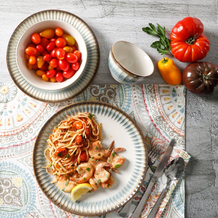 Laurie Gates Reactive 16-piece Dinnerware Set | Costco