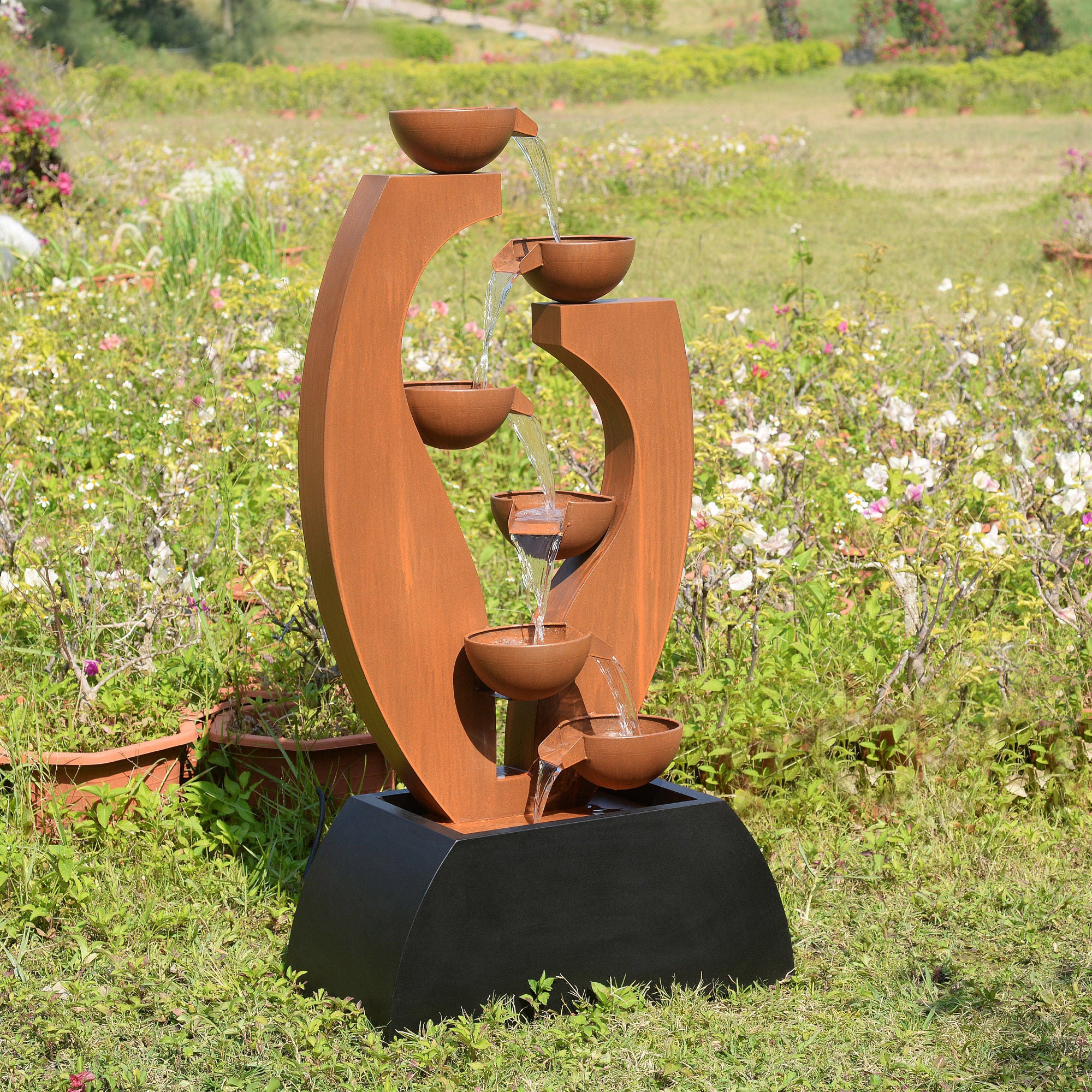 Fontaine extérieure à tasses en métal avec dessus rouillé et