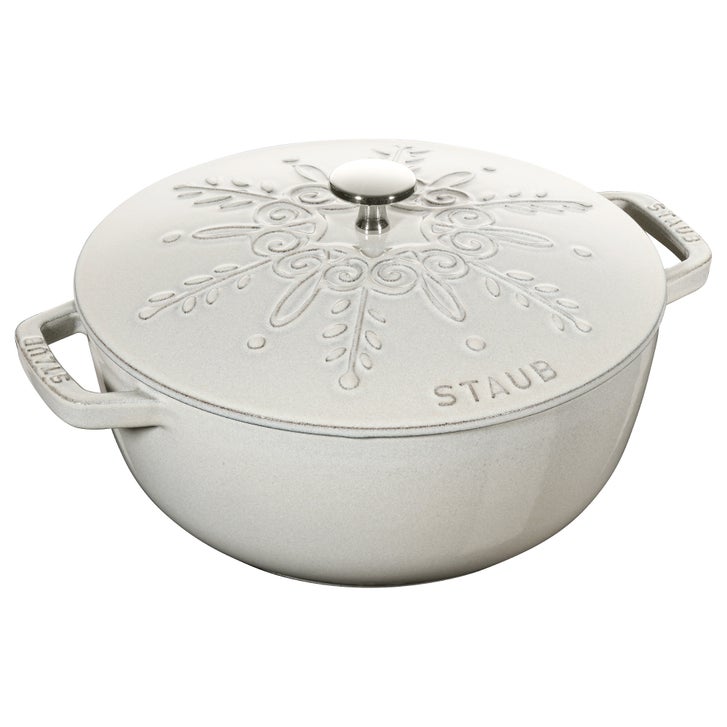 新品☆ストウブ スノークリスタル ココット 24cm クリスマス ホワイト STAUB Winter Essential Oven with Snowflake Lid 3.75qt | Costco