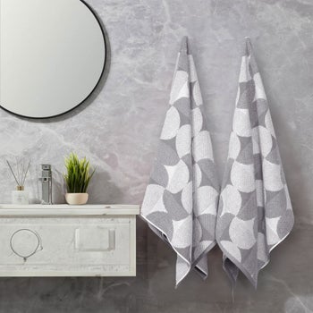 Izzy Bath Towel 2-piece Set | Costco